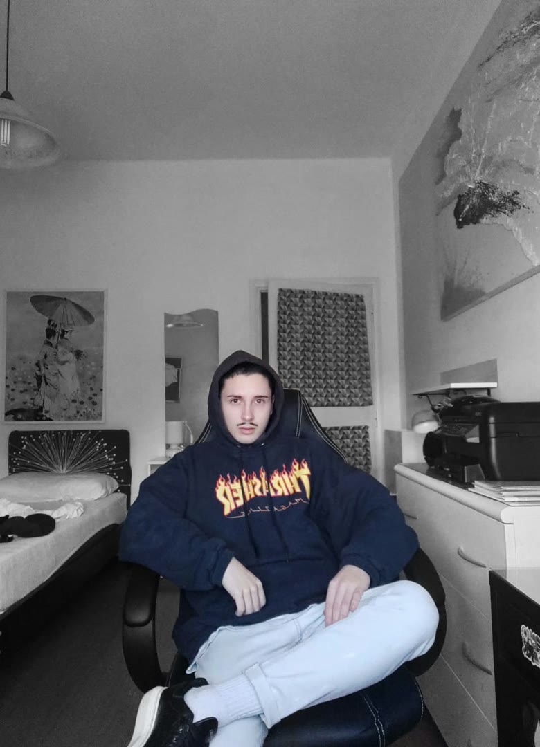 Gabriele seduto alla scrivania di casa